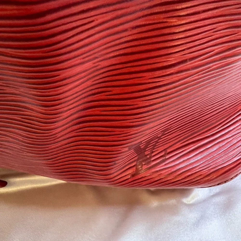 Louis Vuitton Epi Noé Bucket Bag in Castillan Red